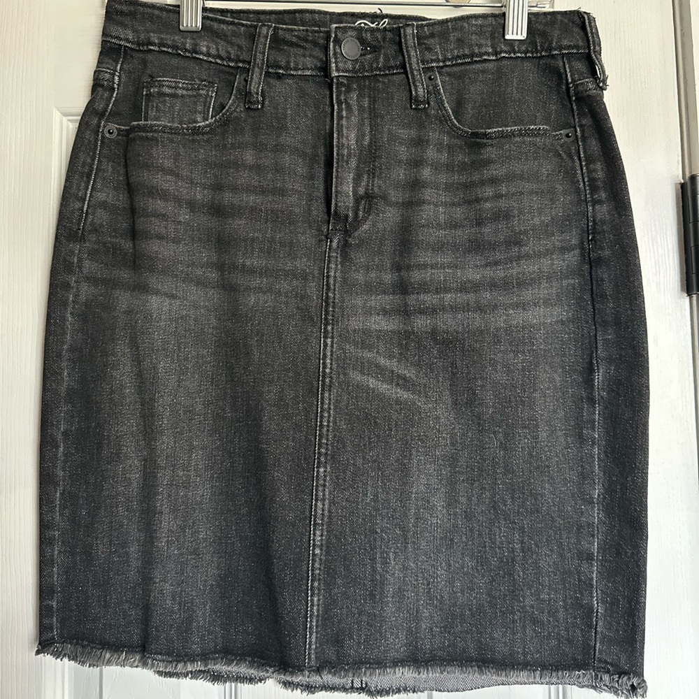 Black denim skirt from Universal thread. Zip front with button closure. Sz 6/28R